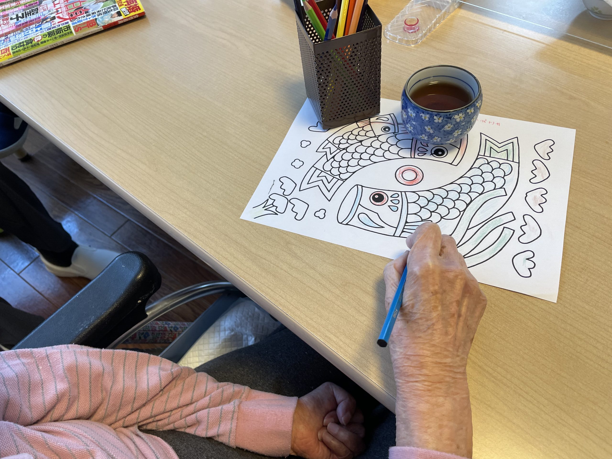 塗り絵をする利用者さん