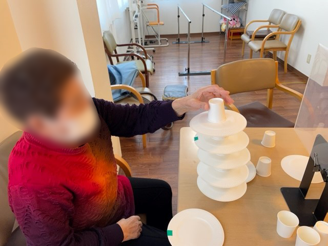 紙コップと紙皿でタワーゲーム