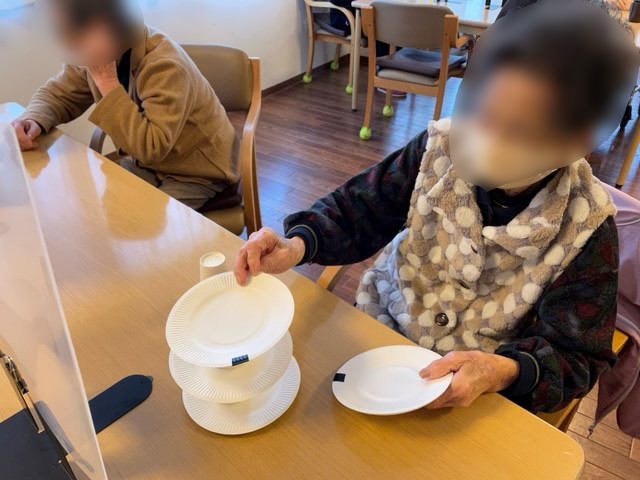 紙コップ・紙皿積み