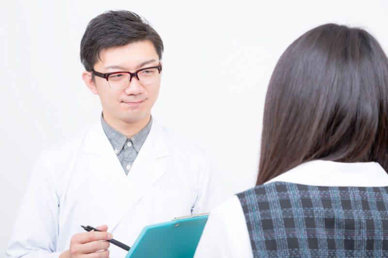 問診している整骨院スタッフ
